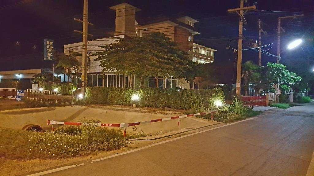 Baan Sanpoom Hotel Phitszanulok Kültér fotó